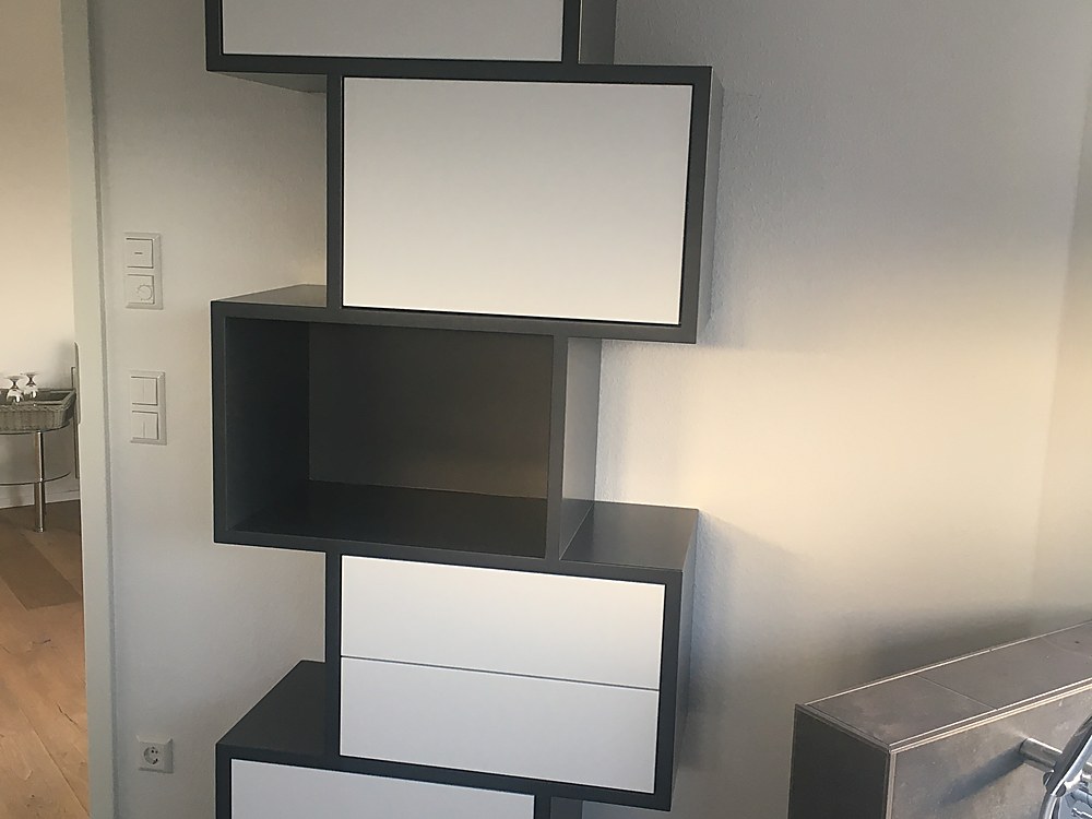Offenes Design-Regal als Raumteiler in Schwarz-Weiß im Badezimmer – Schreinerei Hübl