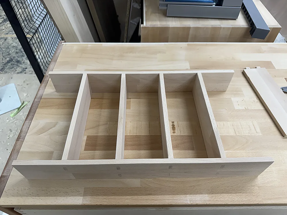 Fein geschliffener Besteckeinsatz aus Buche in der Werkstatt