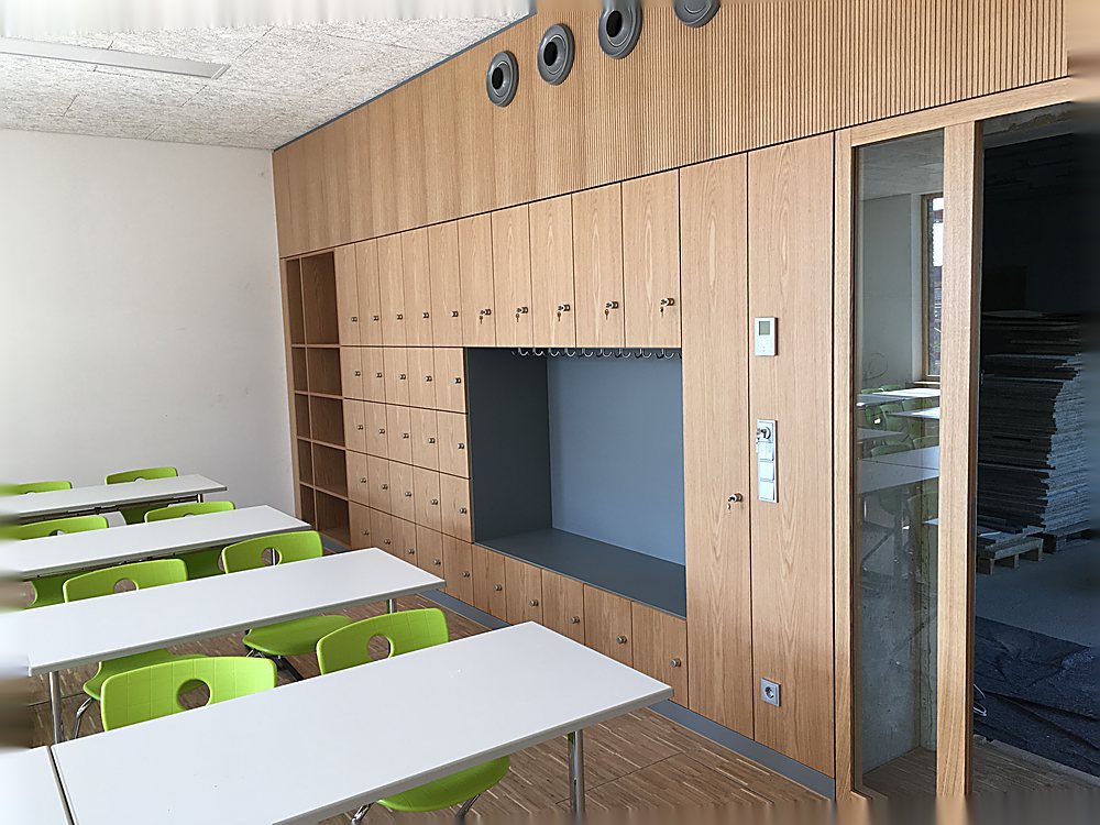 Raumhohe Wandverkleidung mit Einbauschränken in einem Seminarraum – Schreinerei Hübl