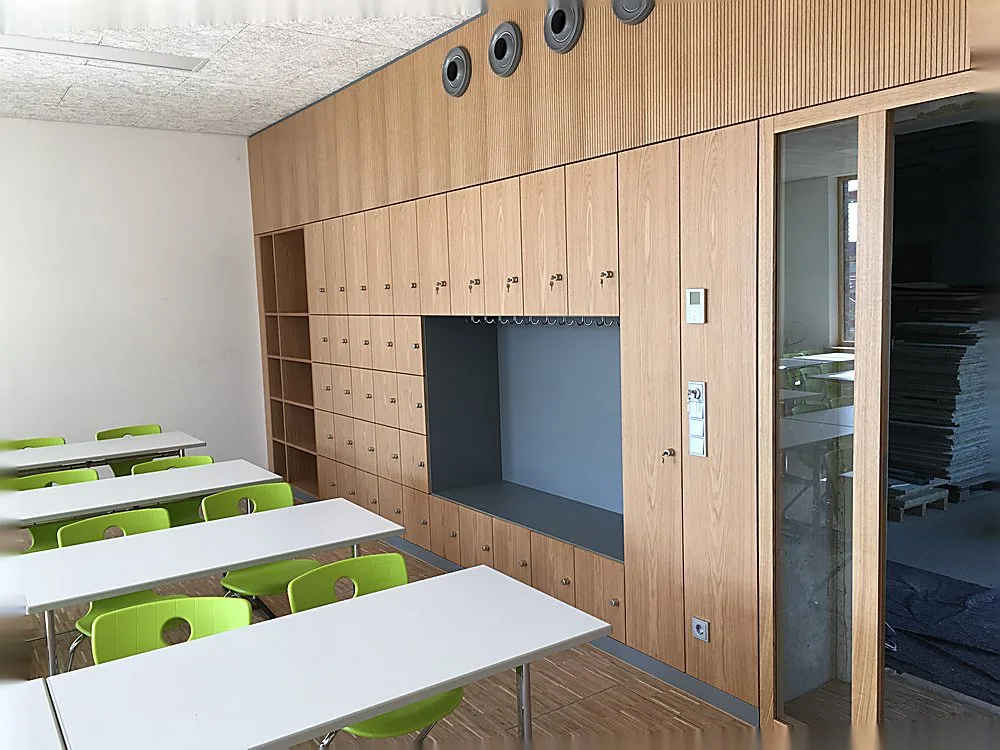 Raumhohe Wandverkleidung mit Einbauschränken in einem Seminarraum – Schreinerei Hübl