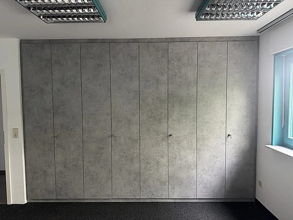 Große Einbau-Schrankwand in Beton-Optik fürs Büro – Schreinerei Hübl
