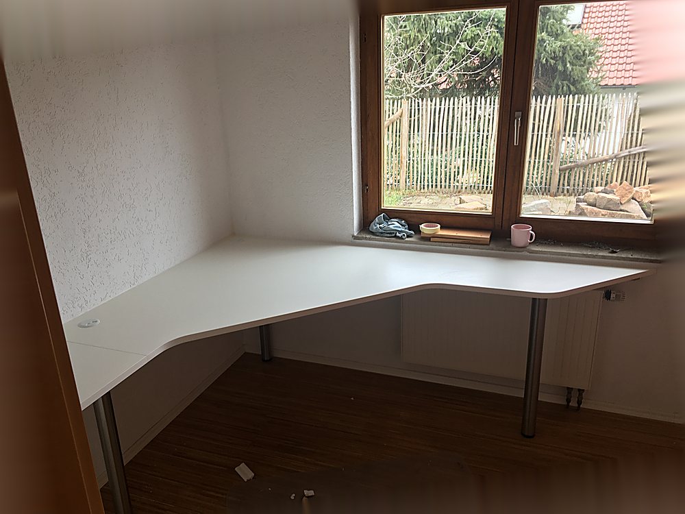 Maßgefertigter Eck-Schreibtisch am Fenster – Schreinerei Hübl