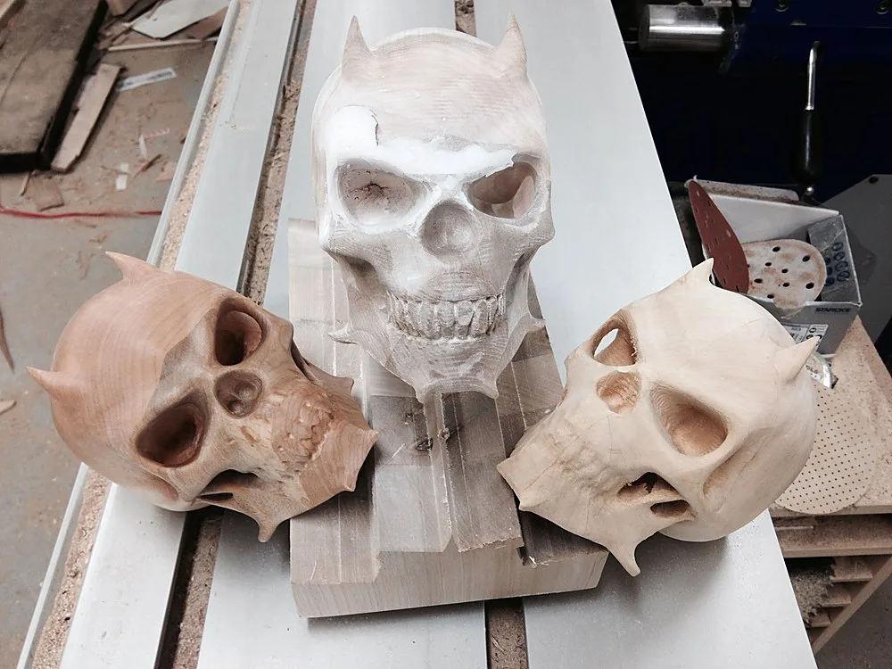 Aus dem Vollen gefräste Totenkopf-Rohlinge auf der 5-Achs-CNC-Maschine