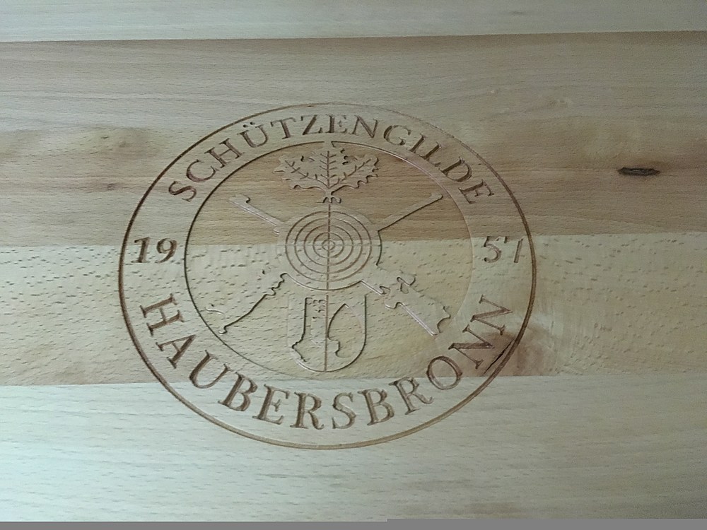 Gefrästes Vereinswappen der Schützengilde Haubersbronn aus Massivholz