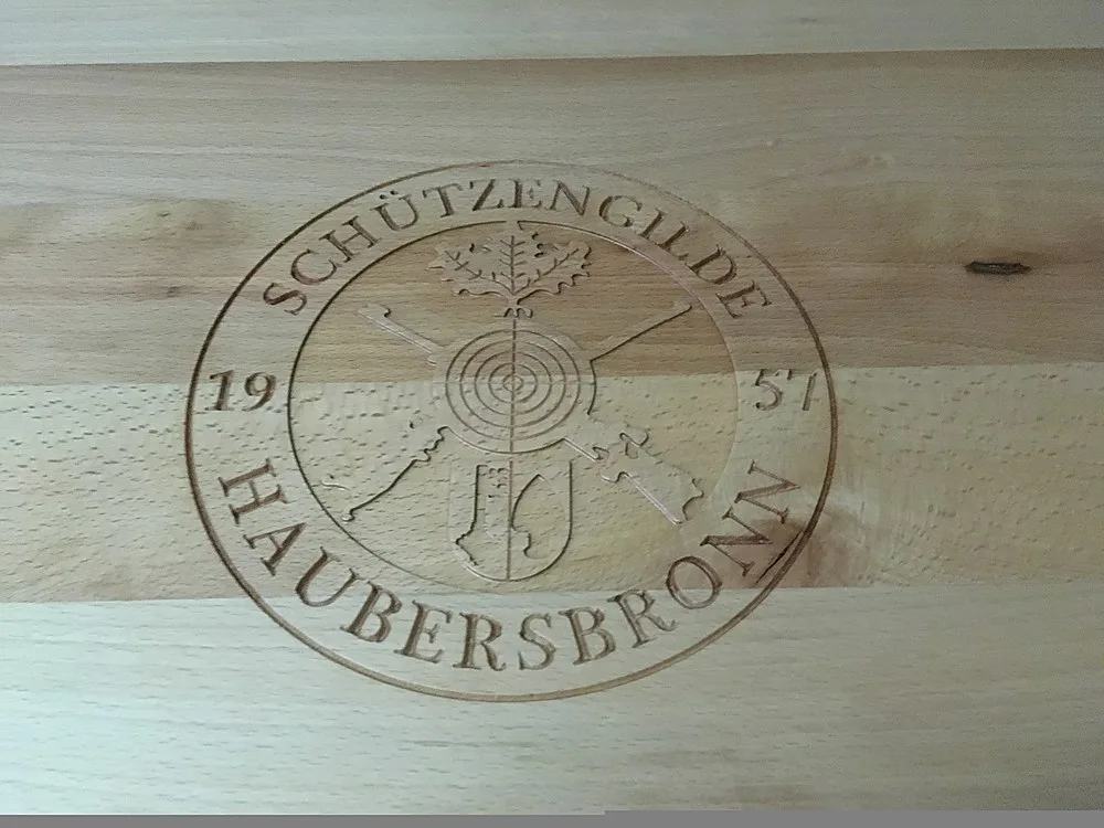 Gefrästes Vereinswappen der Schützengilde Haubersbronn aus Massivholz