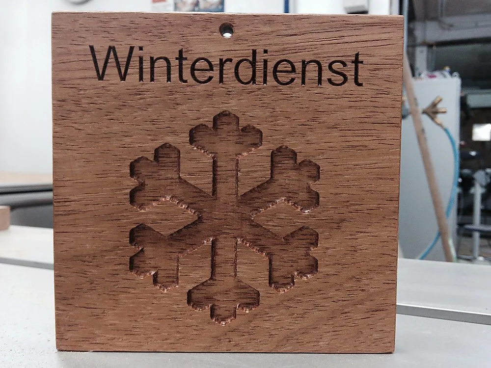 Holzschild „Winterdienst“ mit gefräster Schneeflocke aus Nussbaum