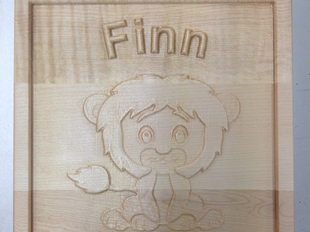 Personalisiertes Kinder-Namensschild „Finn“ mit gefrästem Löwen aus Ahorn