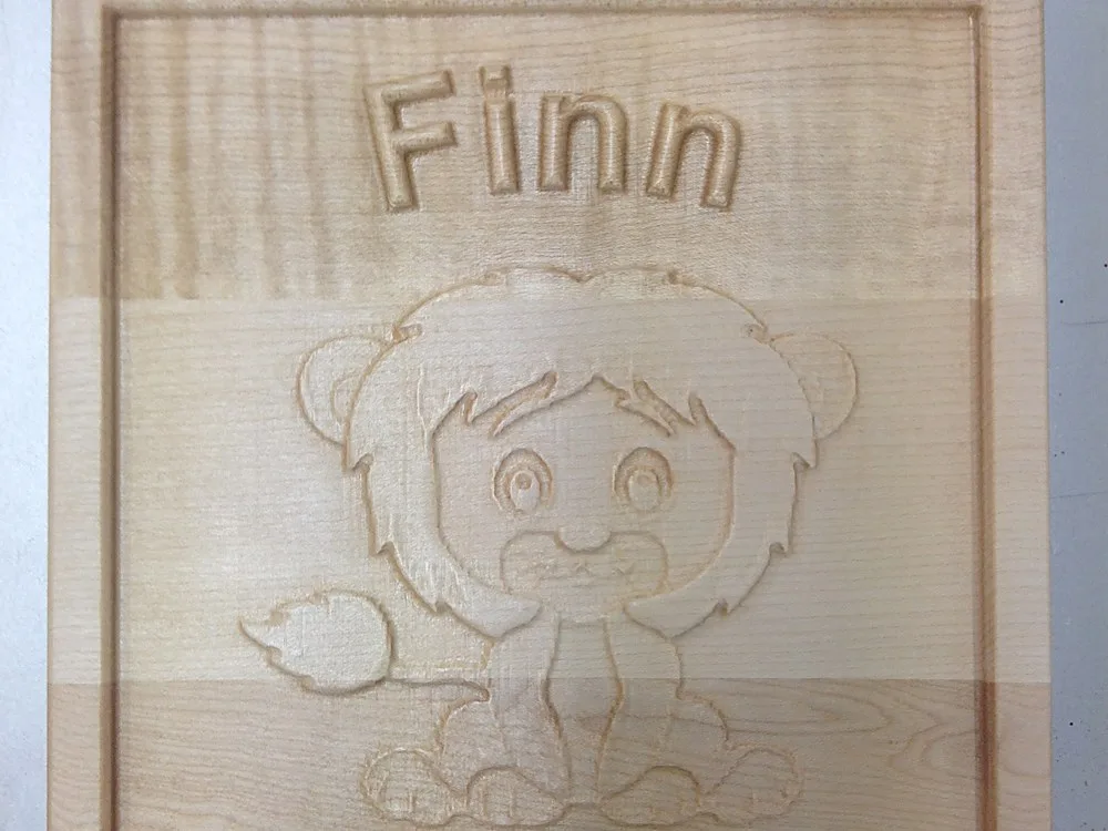 Personalisiertes Kinder-Namensschild „Finn“ mit gefrästem Löwen aus Ahorn