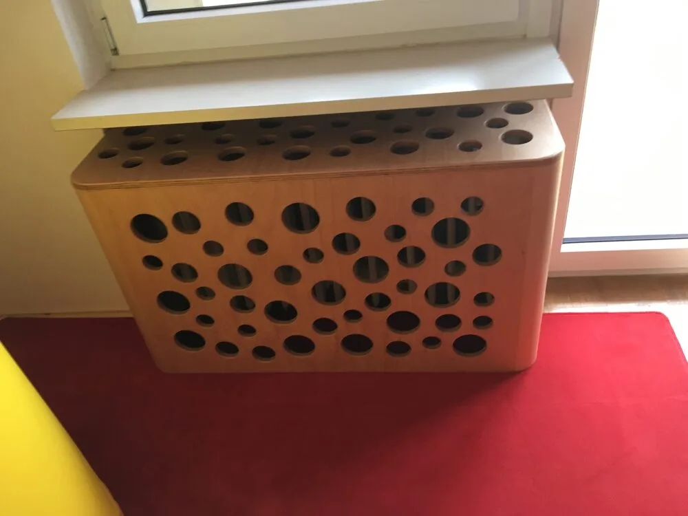 Heizkörperverkleidung aus Holz mit gefrästem Rundloch-Muster – 5-Achs-CNC-Arbeit der Schreinerei Hübl