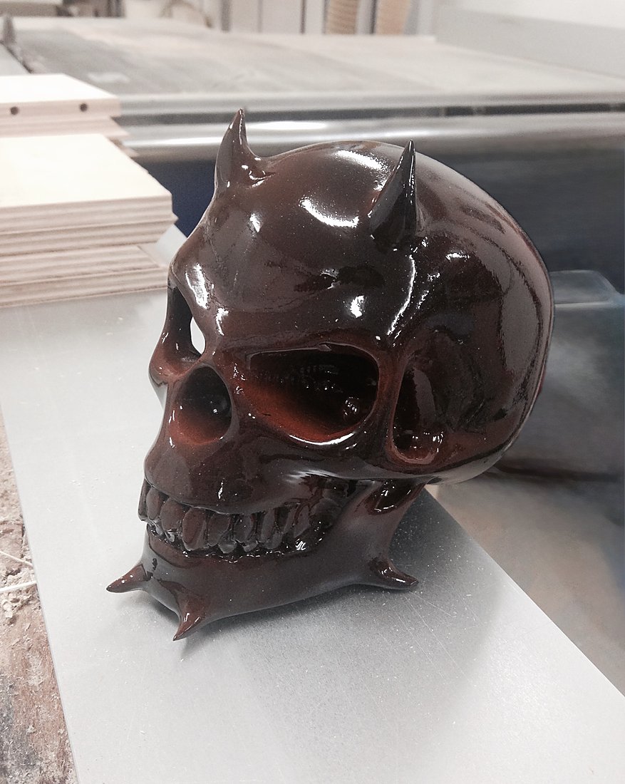 Aus dem Vollen gefräster, lackierter Totenkopf – 5-Achs-CNC-Arbeit der Schreinerei Hübl