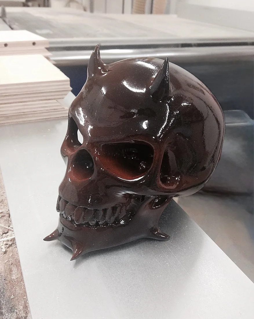 Aus dem Vollen gefräster, lackierter Totenkopf – 5-Achs-CNC-Arbeit der Schreinerei Hübl
