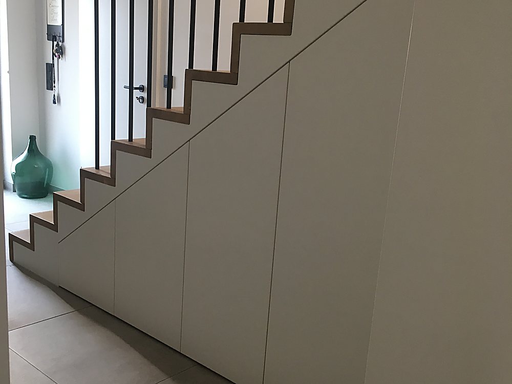 Maßgefertigter Einbauschrank unter der Treppe – Schreinerei Hübl