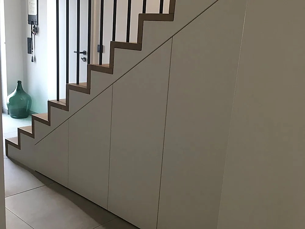 Maßgefertigter Einbauschrank unter der Treppe – Schreinerei Hübl
