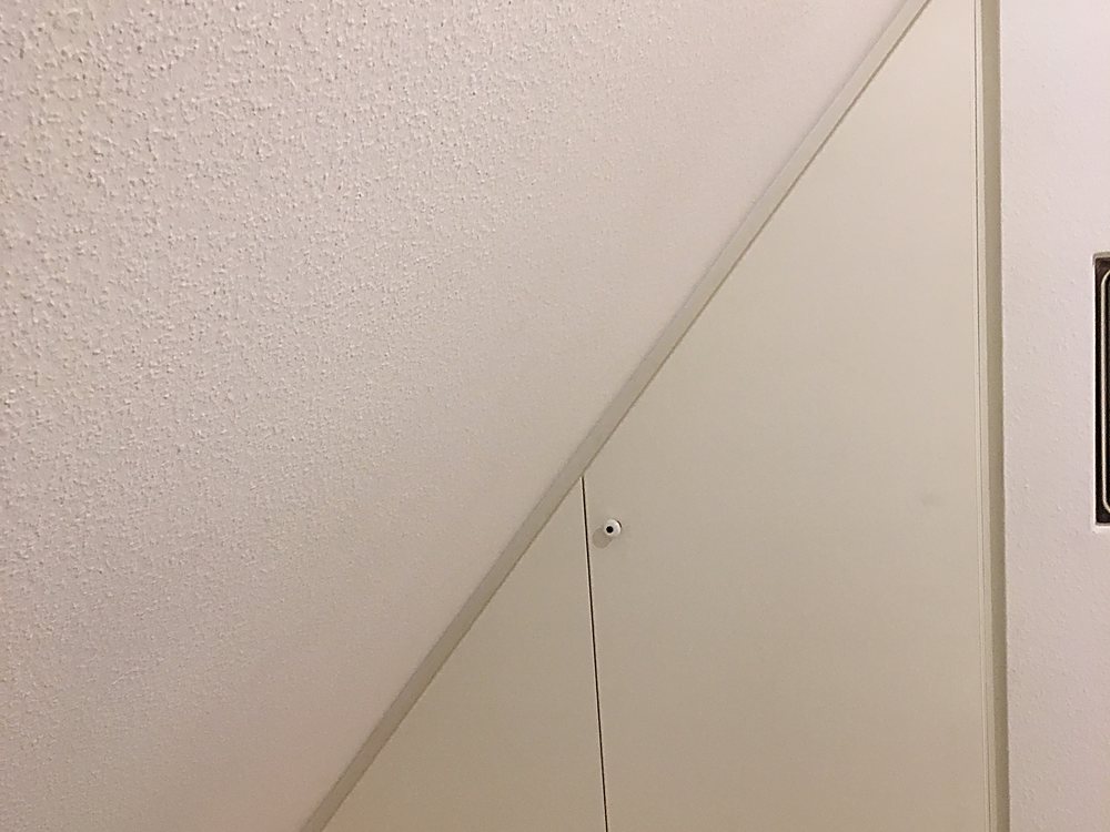 Eckschrank mit Tür unter Dachschräge – Schreinerei Hübl