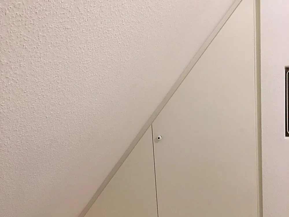 Eckschrank mit Tür unter Dachschräge – Schreinerei Hübl