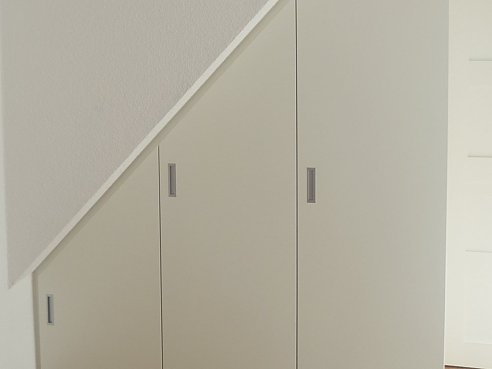 Weißer Einbauschrank unter Dachschräge – Schreinerei Hübl