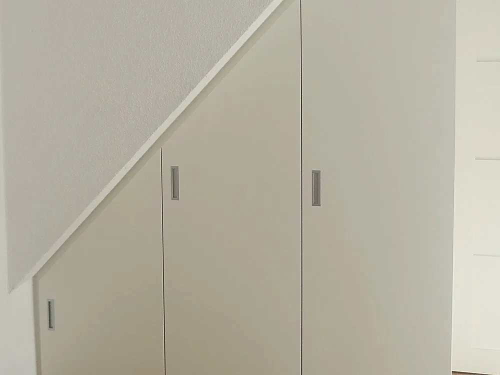 Weißer Einbauschrank unter Dachschräge – Schreinerei Hübl