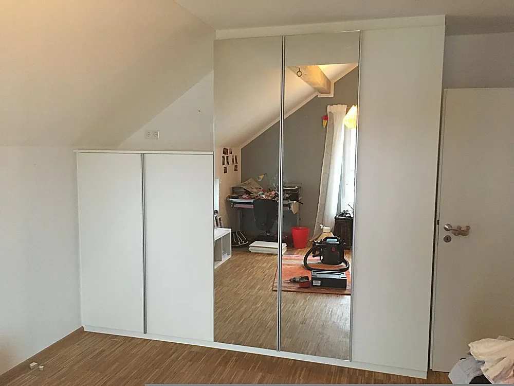 Dachschrägenschrank mit Spiegel-Schiebetüren – Schreinerei Hübl