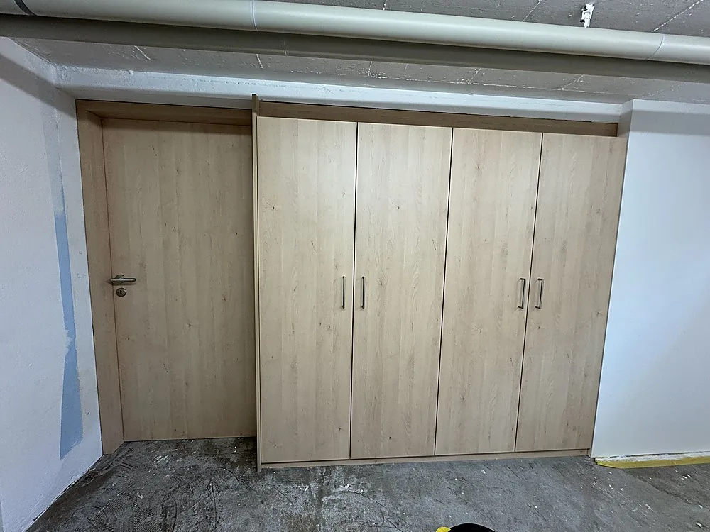 Deckenhoher Einbauschrank in Eiche-Optik nach Maß – Schreinerei Hübl Schorndorf
