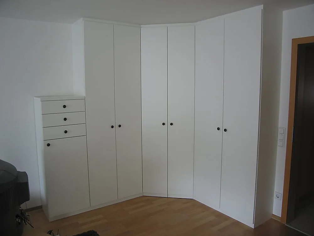 Weißer Eckkleiderschrank raumhoch mit Schubladen – Schreinerei Hübl Schorndorf