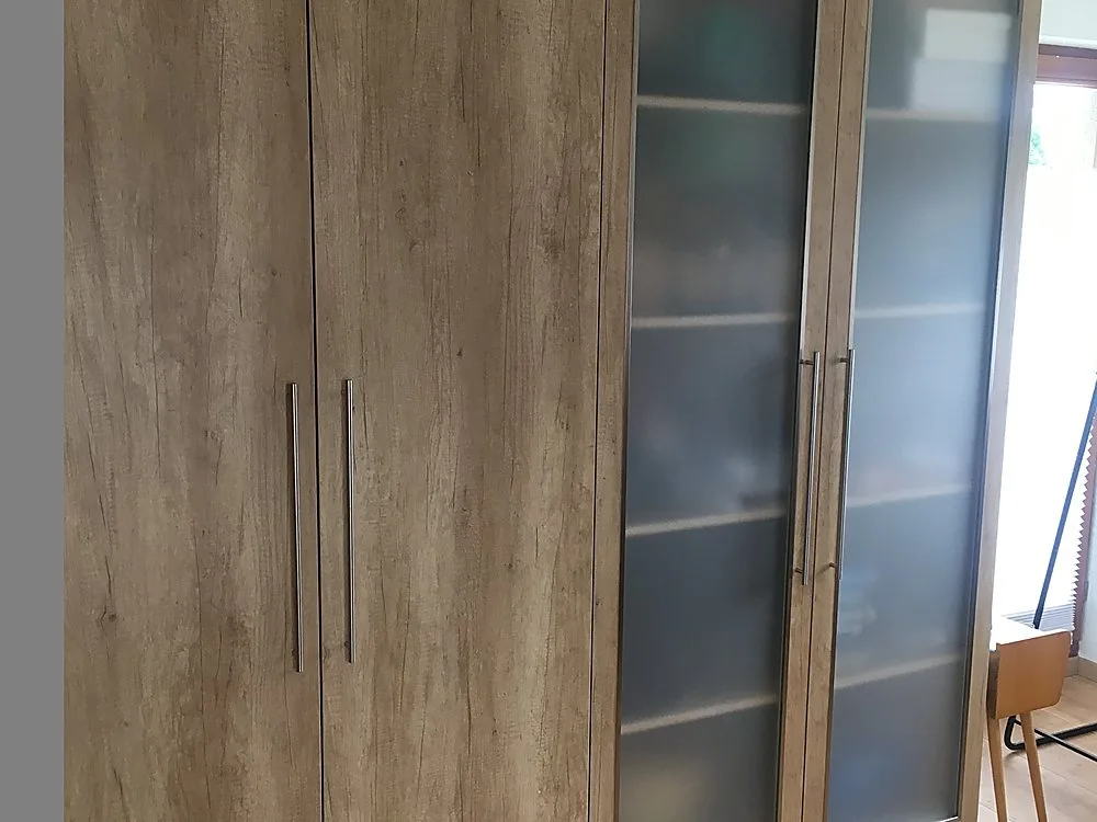 Einbauschrank Eiche mit Glas-Vitrinentüren – Schreinerei Hübl Schorndorf
