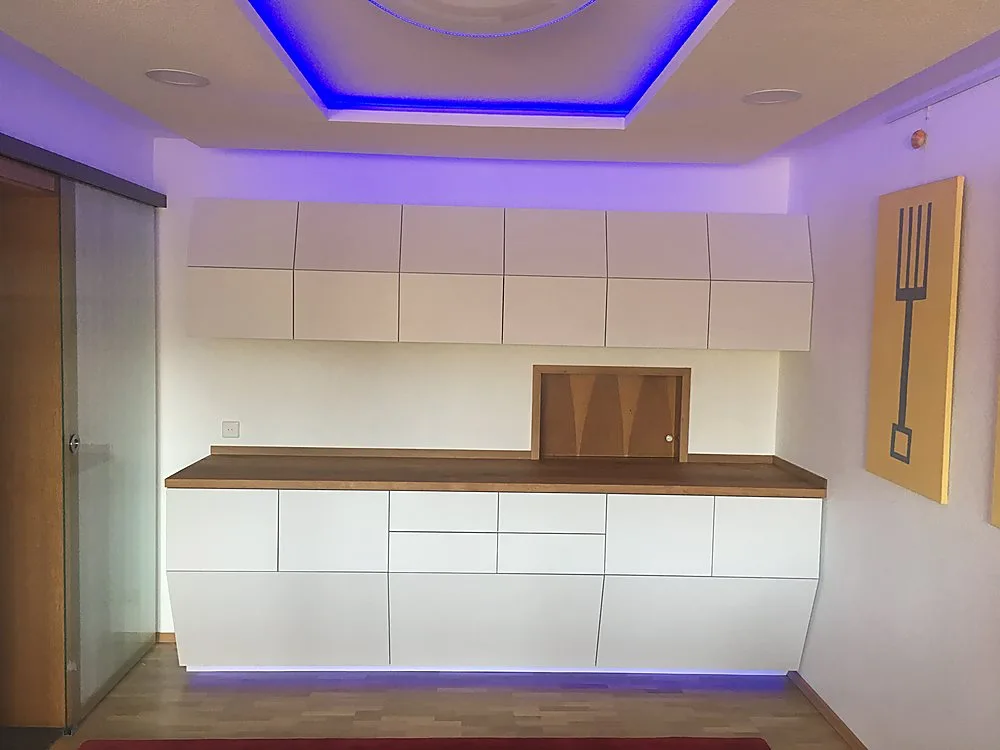 Maßgefertigtes Sideboard weiß mit Holzplatte und LED-Beleuchtung – Schreinerei Hübl