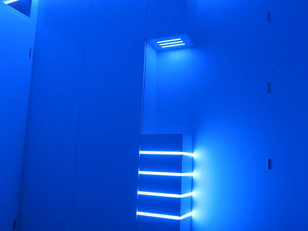 Dieselbe Garderobe mit blauer LED-Beleuchtung – Schreinerei Hübl Schorndorf