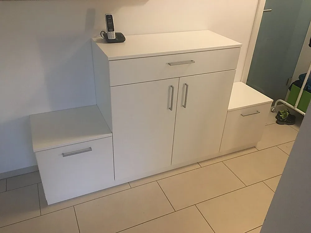 Weiße Garderobe mit Sitzbank und Schubladen im Eingang – Schreinerei Hübl Schorndorf