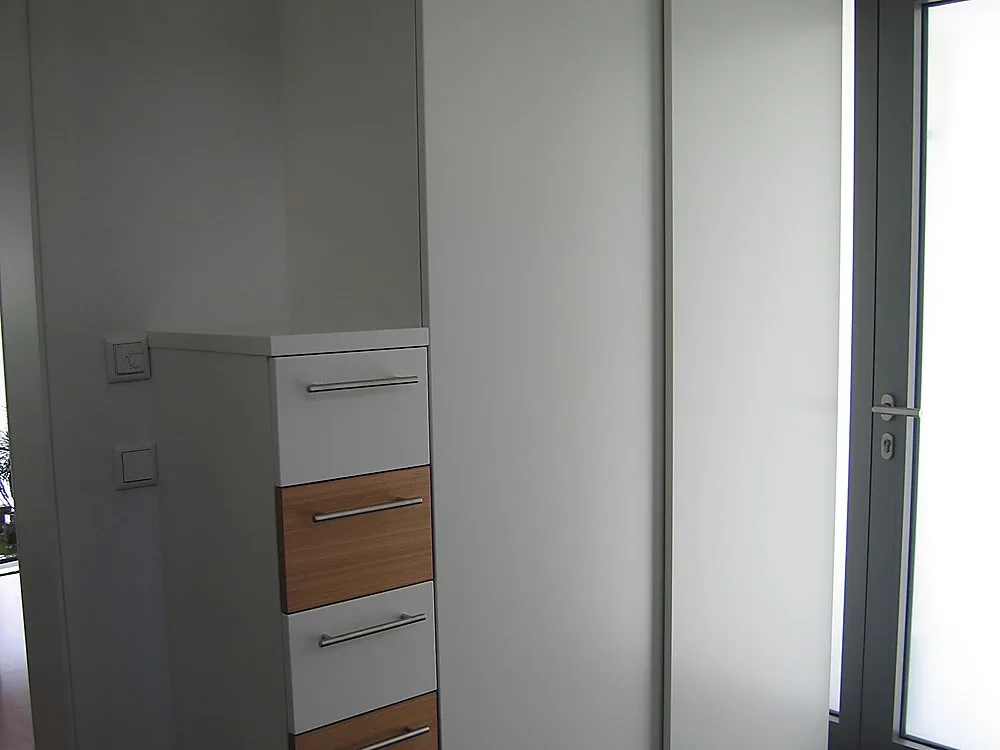 Weiß-Holz-Garderobe mit Schubladen am Hauseingang – Schreinerei Hübl Schorndorf