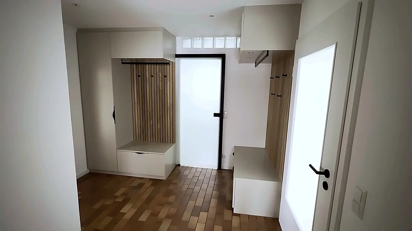 Garderobe mit Holzlamellen-Wand und Sitzbank im Eingang – Schreinerei Hübl Schorndorf