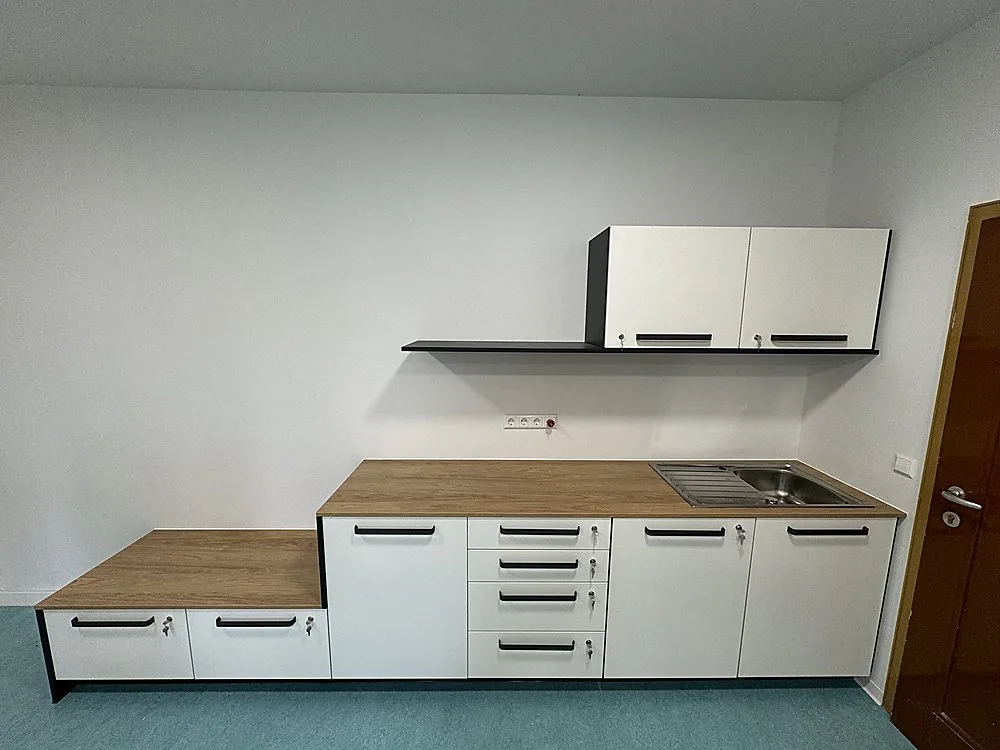 Helle Küche nach Maß mit Holz-Arbeitsplatte und schwarzem Wandboard – Schreinerei Hübl