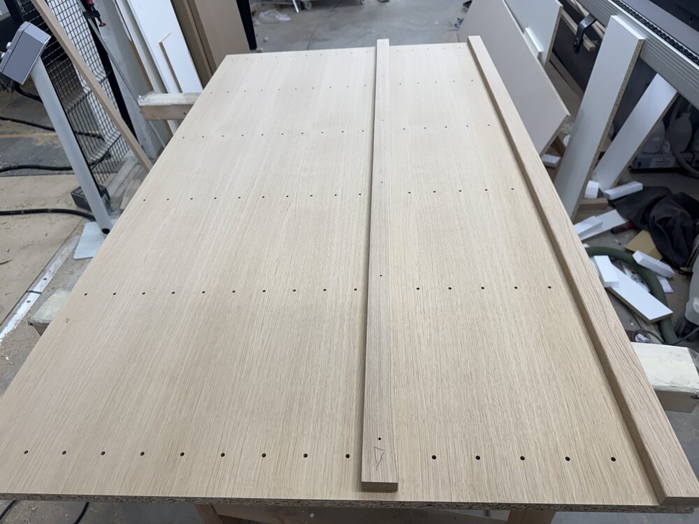 Gebohrte Trägerplatte aus Eiche für die Lamellenwand
