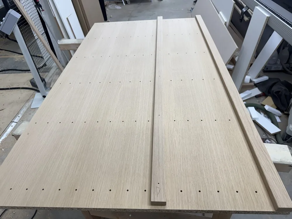 Gebohrte Trägerplatte aus Eiche für die Lamellenwand