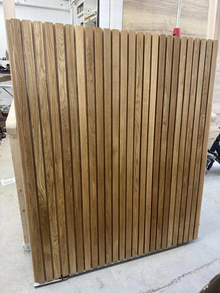 Geölte Eichen-Lamellenwand mit warmem Farbton