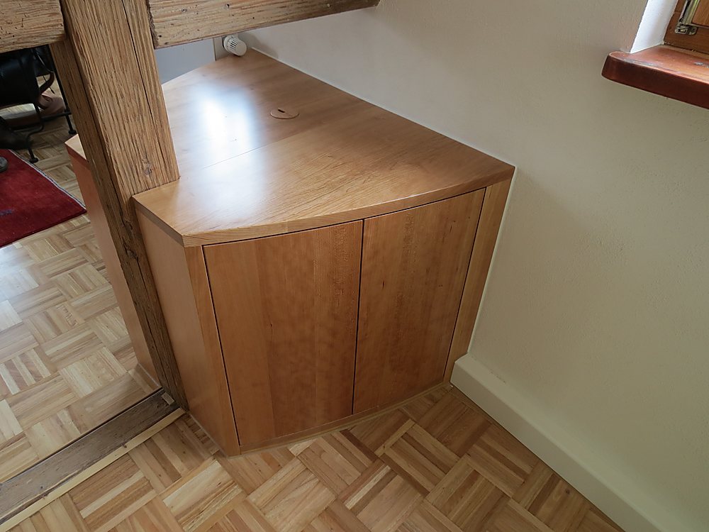 Eckkommode aus Holz mit Türen nach Maß – Schreinerei Hübl Schorndorf