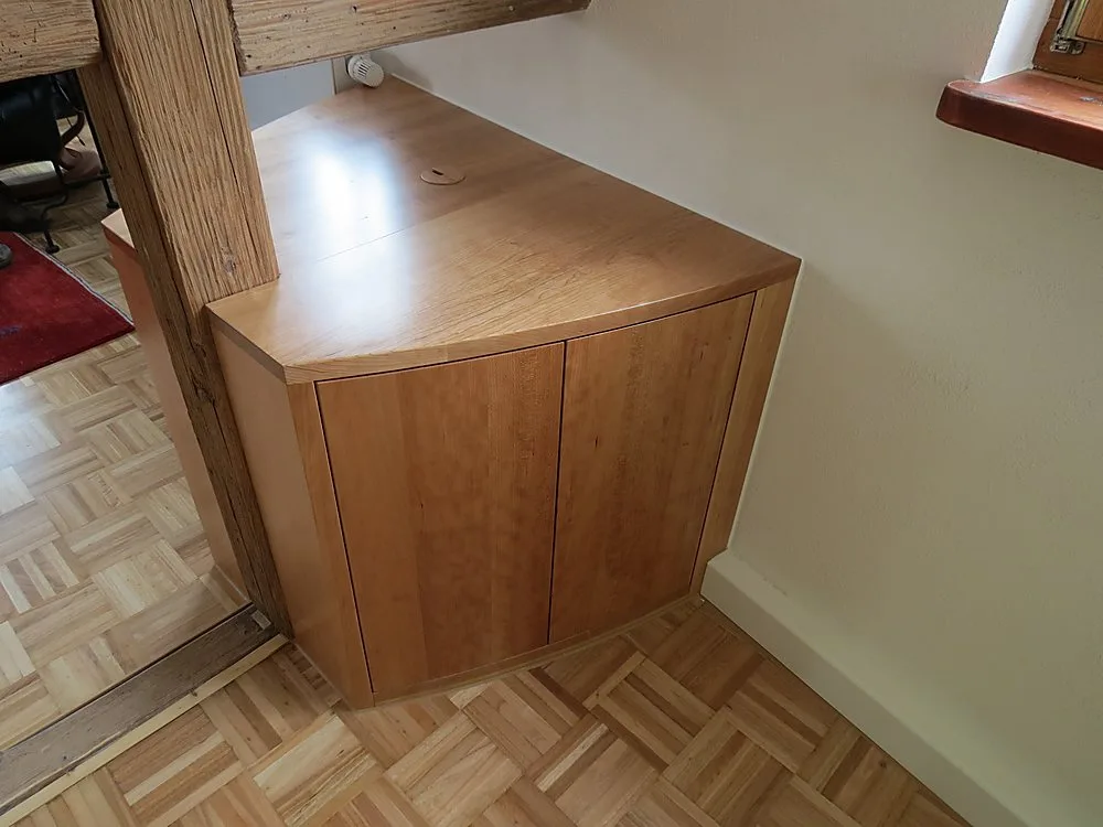 Eckkommode aus Holz mit Türen nach Maß – Schreinerei Hübl Schorndorf