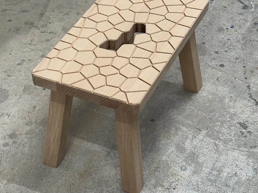 Tritthocker aus Buche mit eingefrästem Voronoi-Muster und herzförmigem Griff – Einzelstück der Schreinerei Hübl