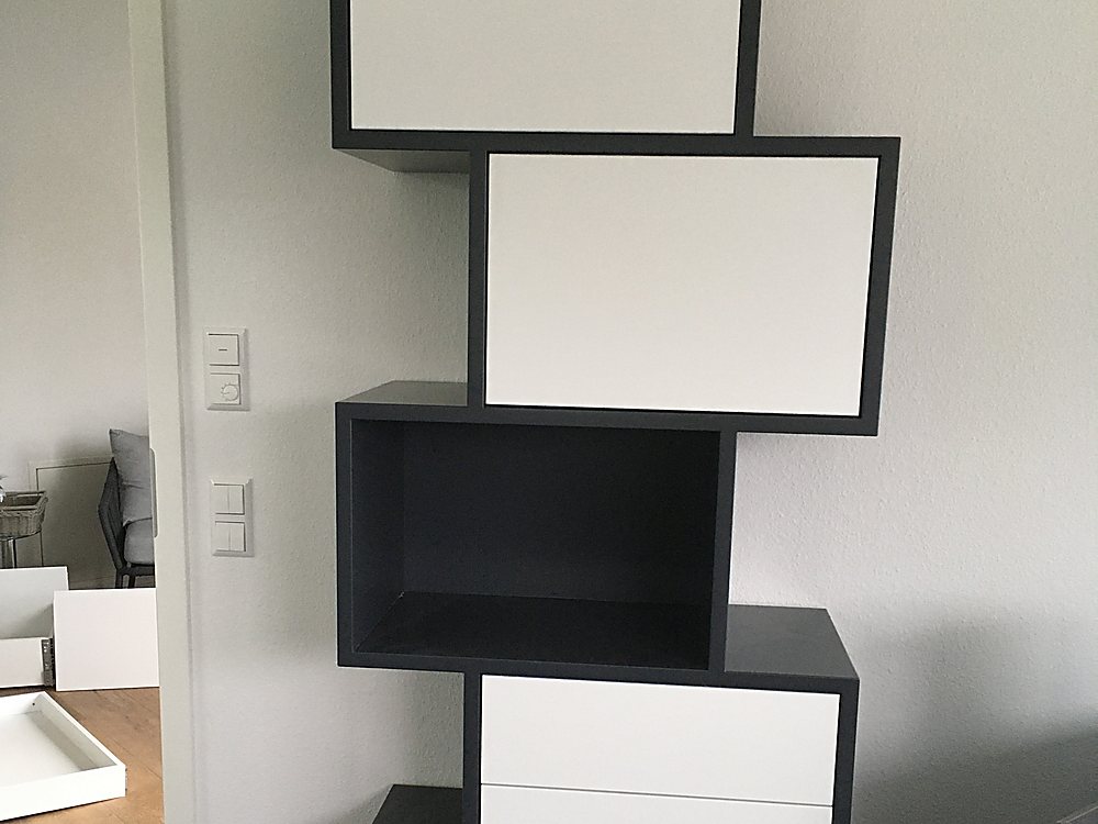 Design-Wandregal aus schwarz-weißen gekippten Boxen – Einzelstück der Schreinerei Hübl