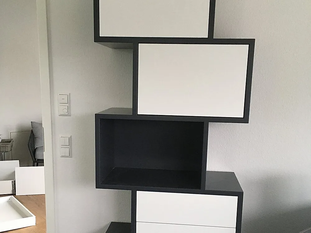 Design-Wandregal aus schwarz-weißen gekippten Boxen – Einzelstück der Schreinerei Hübl