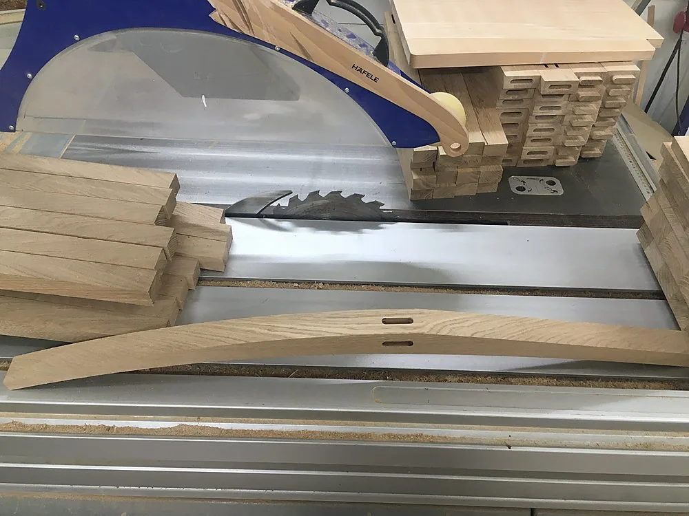 Geformte Lehnenteile des Stuhls in der Werkstatt