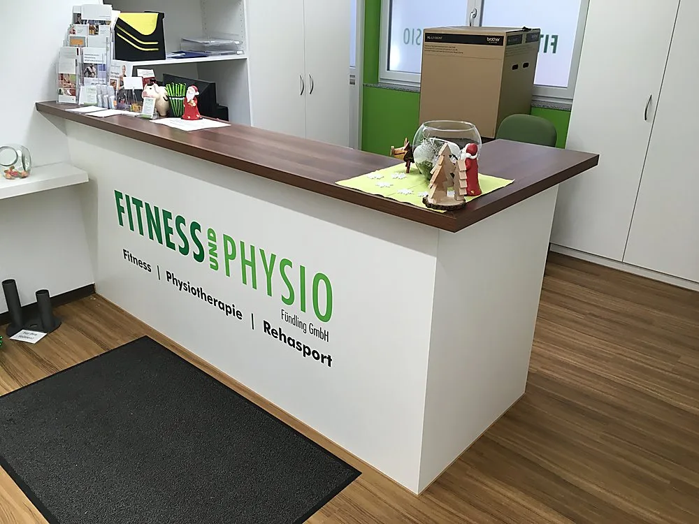 Empfangstresen für ein Fitness- und Physiostudio mit Logo-Wand – Schreinerei Hübl